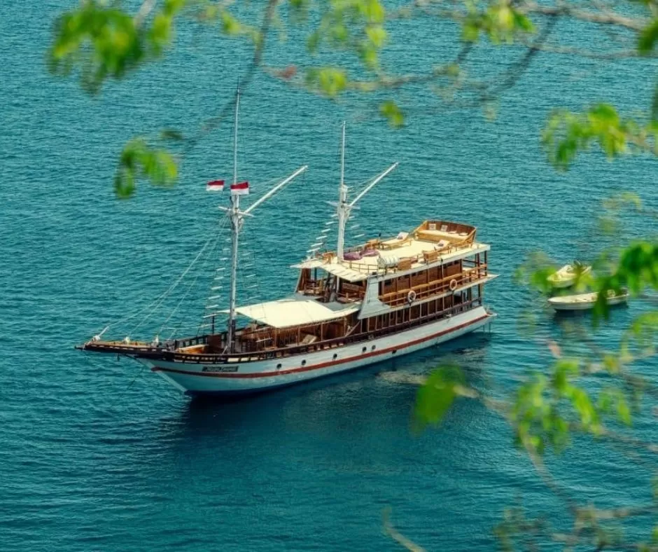 semi phinisi labuan bajo