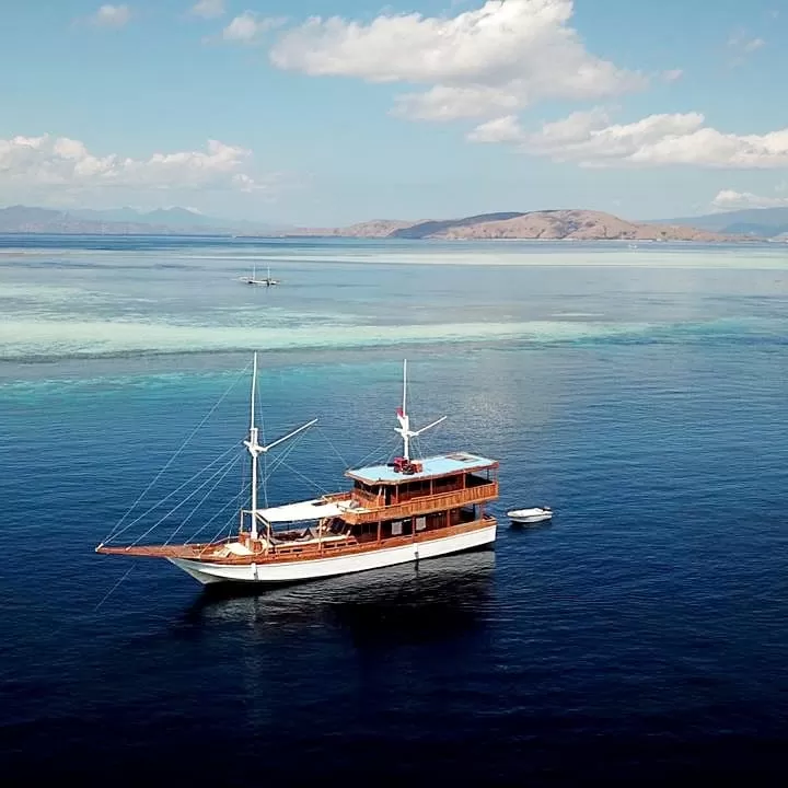 sewa kapal arimbi labuan bajo
