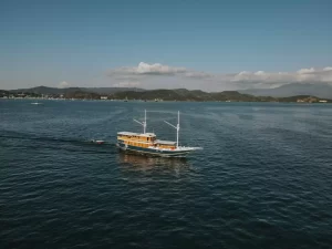 sewa kapal versace labuan bajo