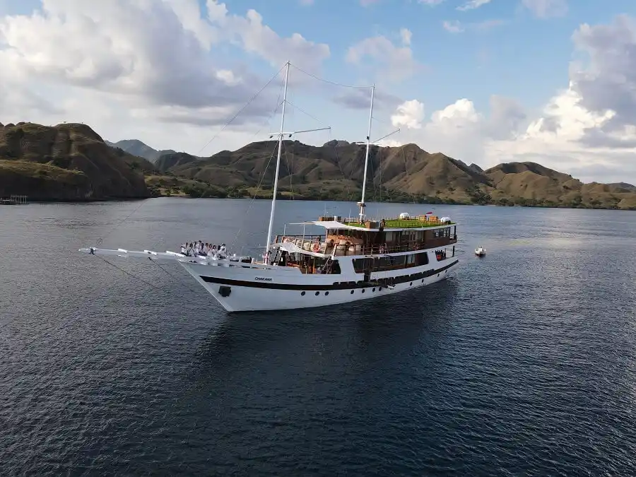sewa kapal luxury di Labuan Bajo